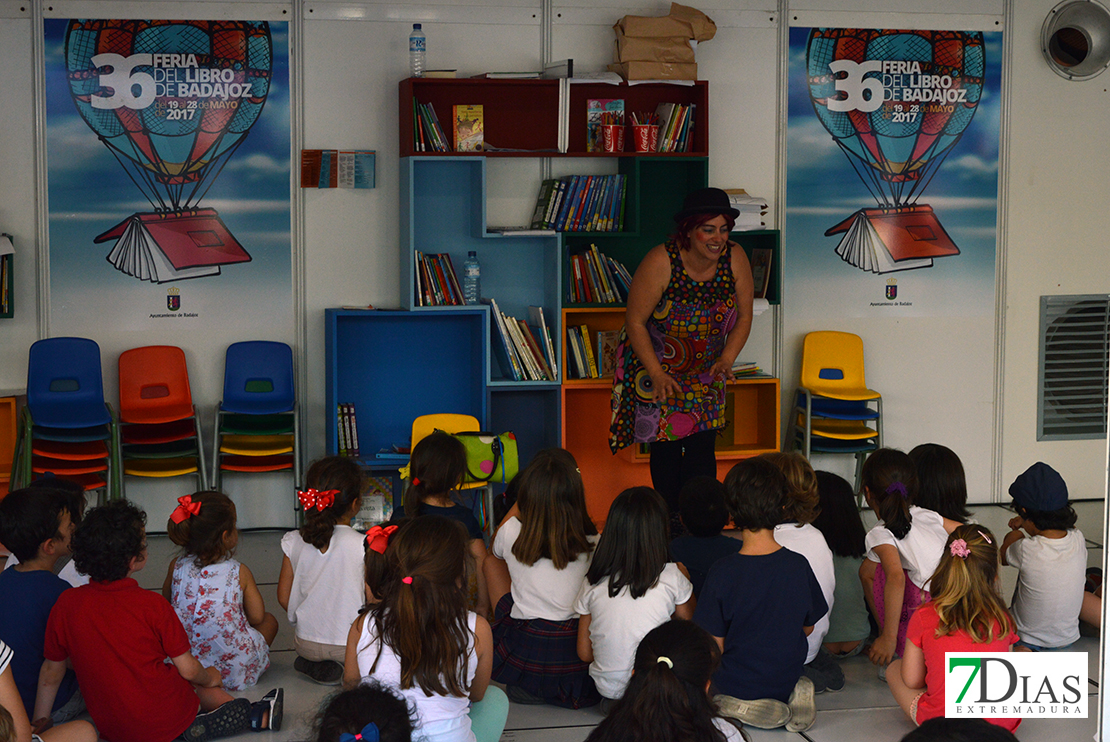 Imágenes del ambiente en la Feria del Libro de Badajoz