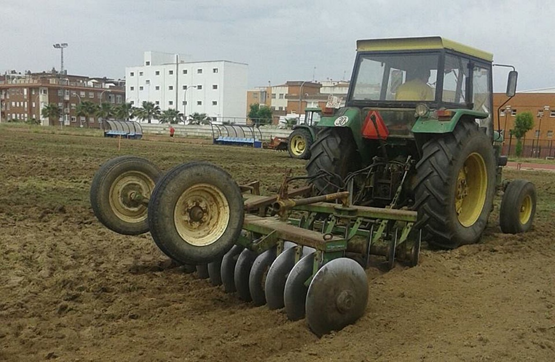 Comienzan los trabajos de renovación del césped de las pistas del Diocles
