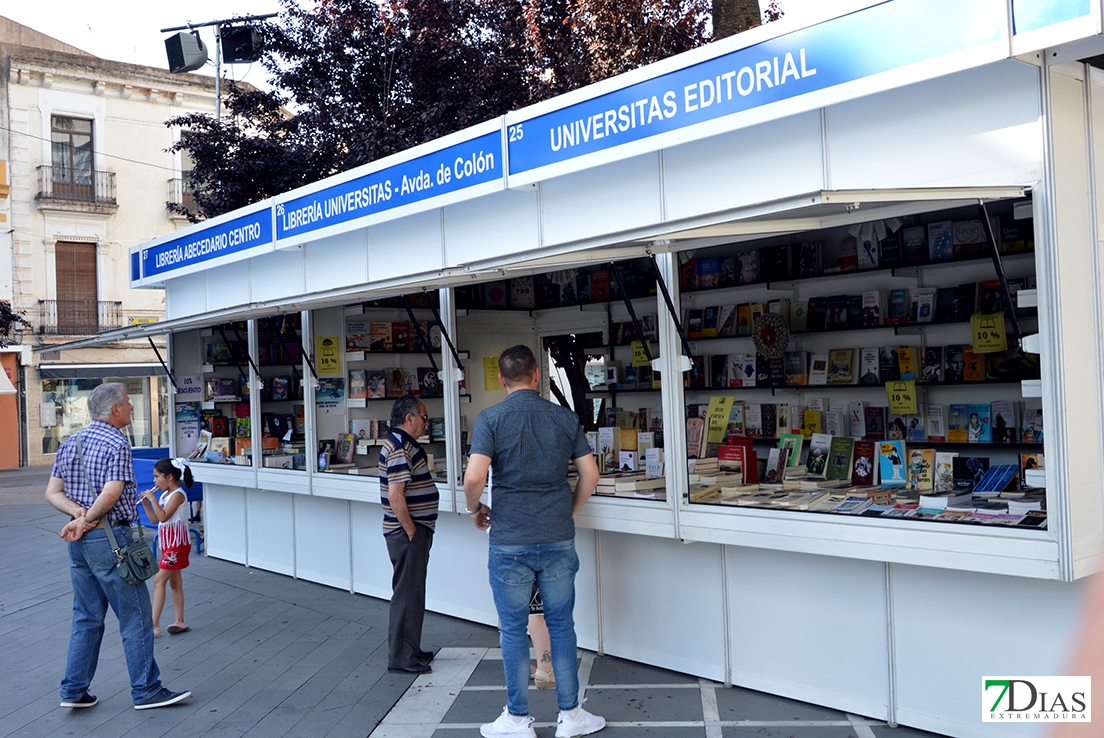 Imágenes del ambiente en la Feria del Libro de Badajoz