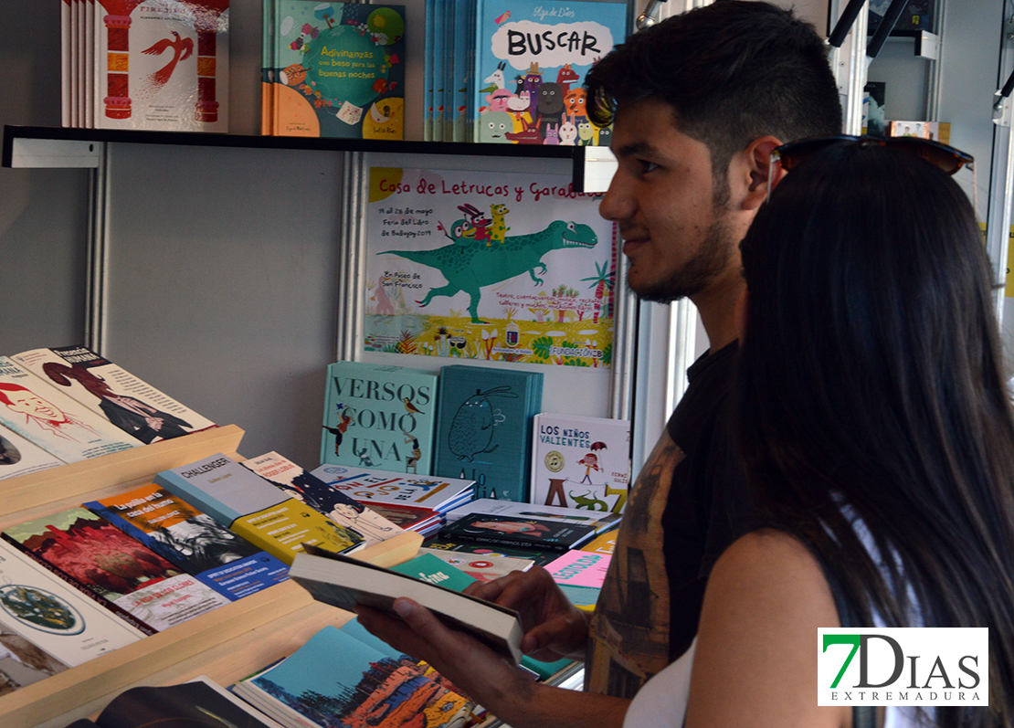 Imágenes del ambiente en la Feria del Libro de Badajoz