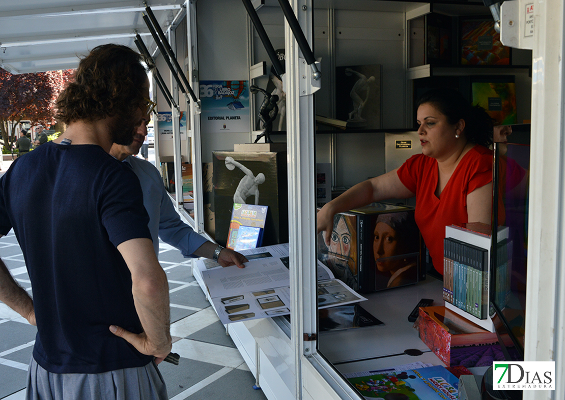 Imágenes del ambiente en la Feria del Libro de Badajoz