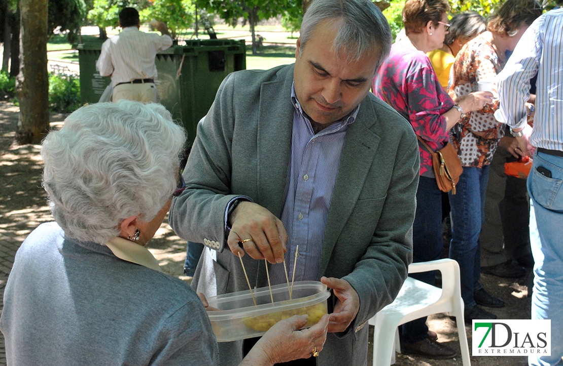 Jornada solidaria gastronómica de mayores en el parque de La Legión