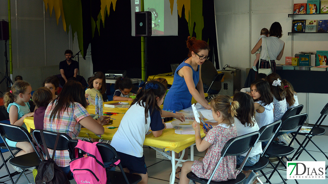 Imágenes del ambiente en la Feria del Libro de Badajoz