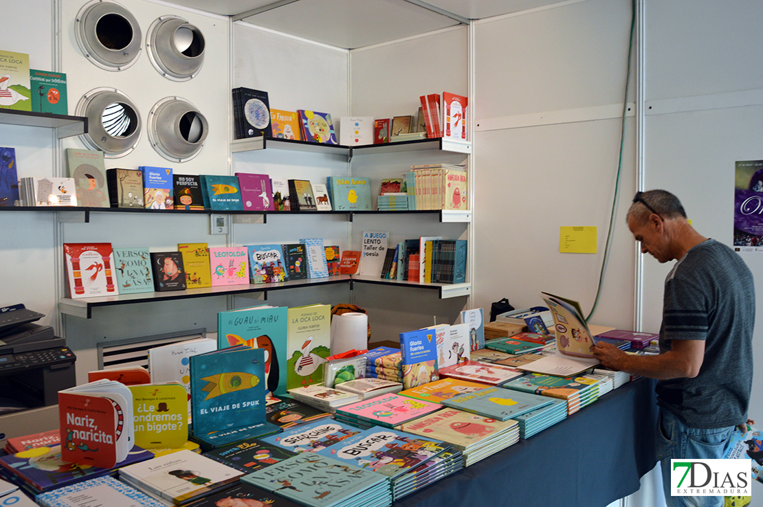 Imágenes del ambiente en la Feria del Libro de Badajoz