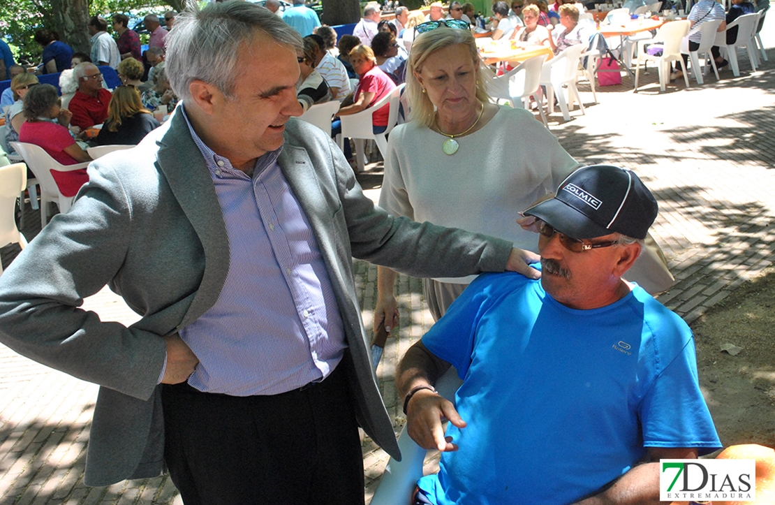 Jornada solidaria gastronómica de mayores en el parque de La Legión