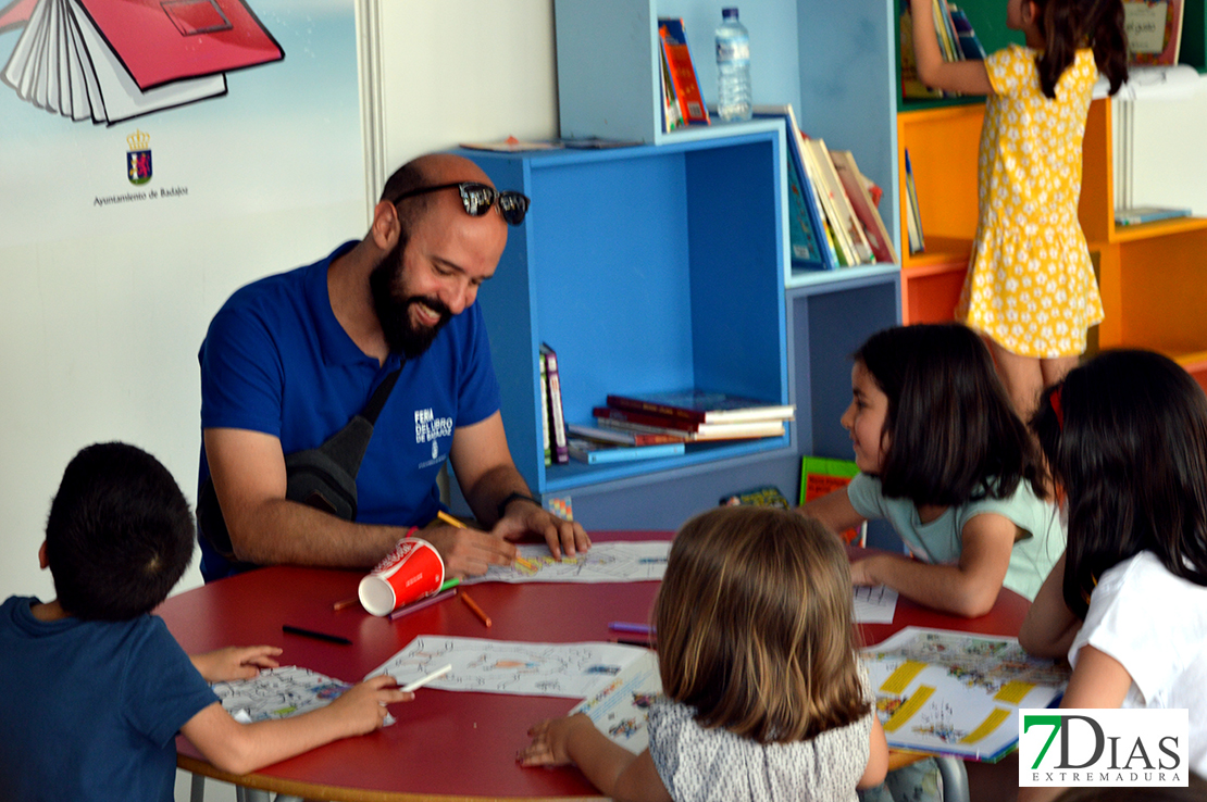 Imágenes del ambiente en la Feria del Libro de Badajoz