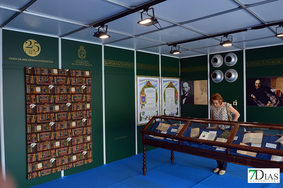 Imágenes del ambiente en la Feria del Libro de Badajoz