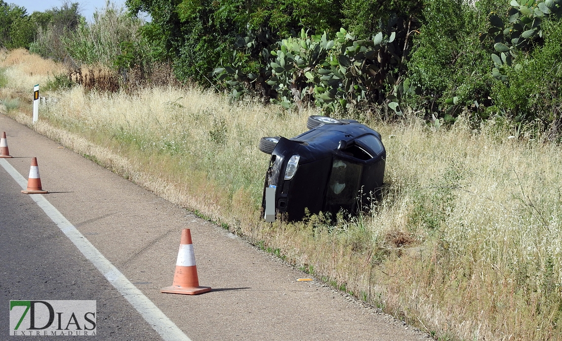 Vuelca un vehículo en la carretera de Olivenza