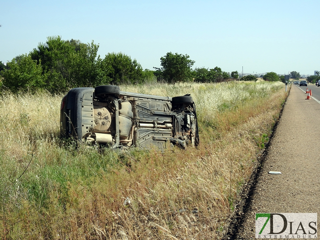 Vuelca un vehículo en la carretera de Olivenza