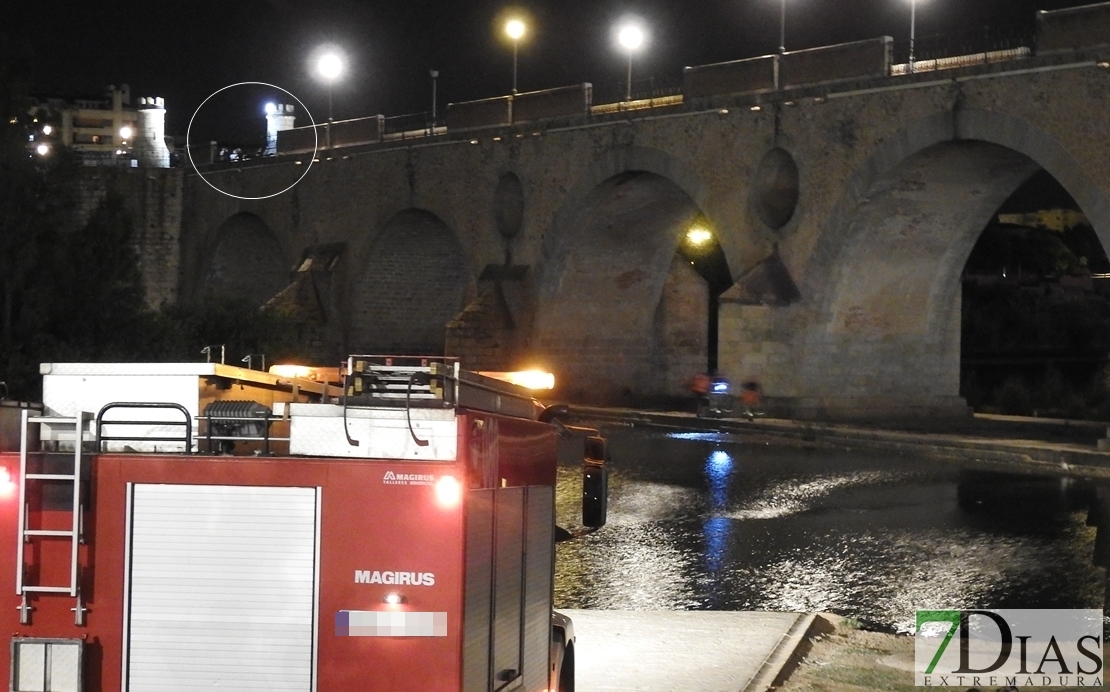 Policía Nacional y Bomberos evitan que un hombre se tire del Puente de Palmas
