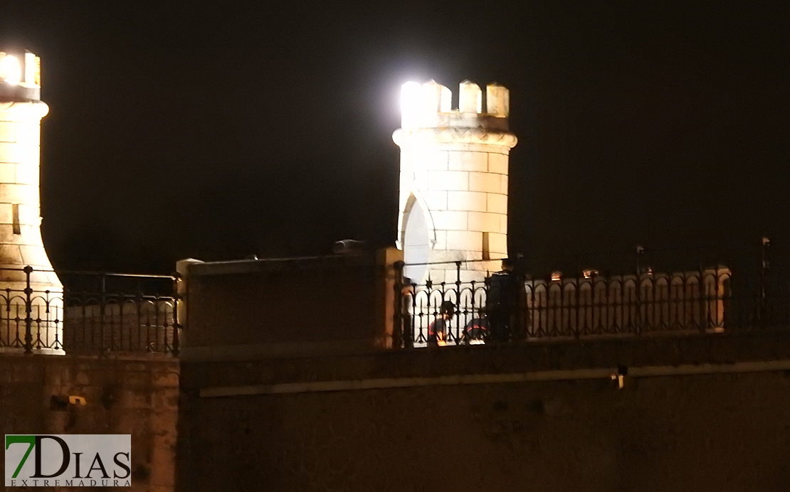 Policía Nacional y Bomberos evitan que un hombre se tire del Puente de Palmas