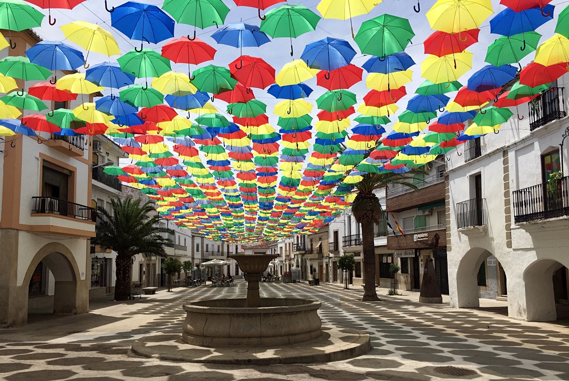 Cerca de 1.400 paraguas inundan de color la Plaza Mayor de Malpartida de Cáceres