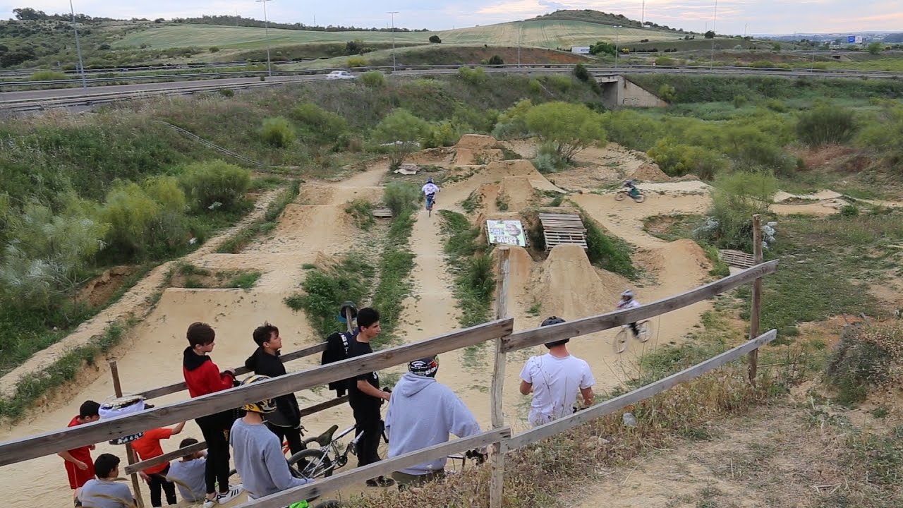 Los jóvenes de Cerro Gordo crean su propia pista de BMX