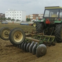 Comienzan los trabajos de renovación del césped de las pistas del Diocles