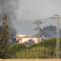 Los Bomberos sofocan un incendio en la rivera de los Limonetes (Talavera la Real)