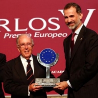 El rey muestra su compromiso con la UE en la entrega del Premio Carlos V