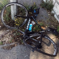 El ciclista Chris Froome es atropellado por un coche que se dio a la fuga