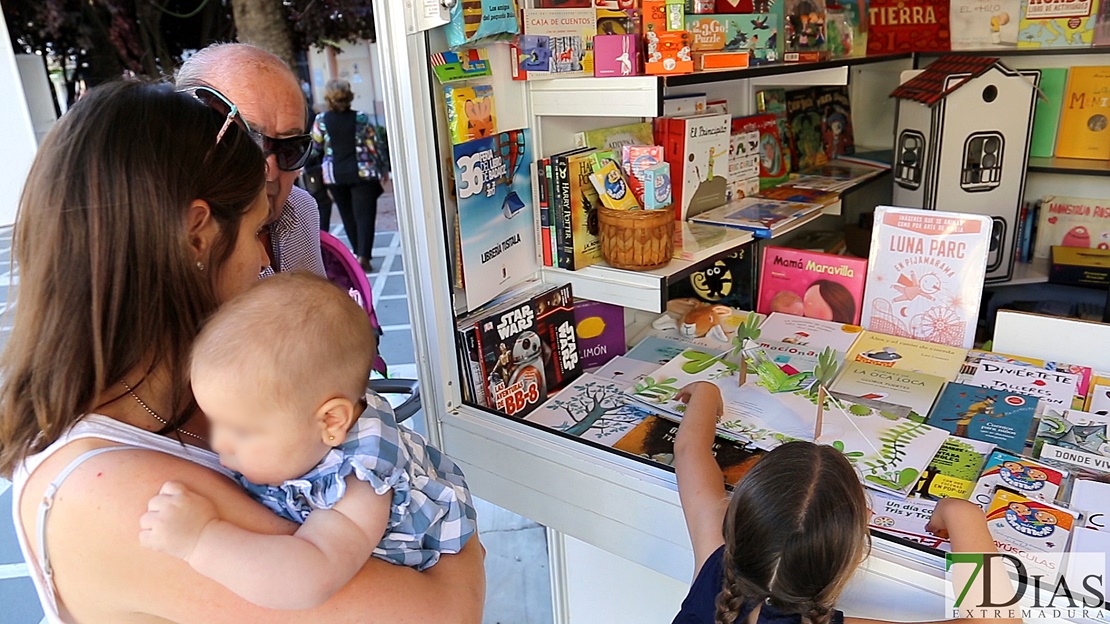 Ambiente en la Feria del Libro de Badajoz