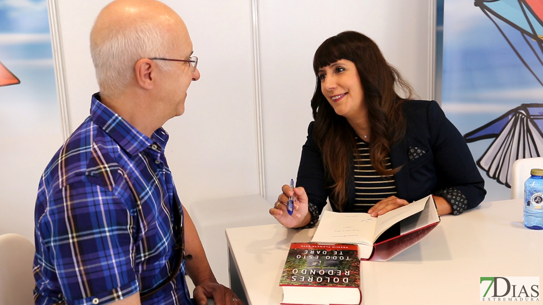 Gran expectación en la visita de Dolores Redondo a la Feria del Libro