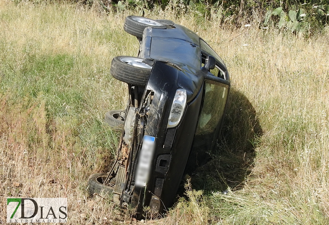 Vuelca un vehículo en la carretera de Olivenza