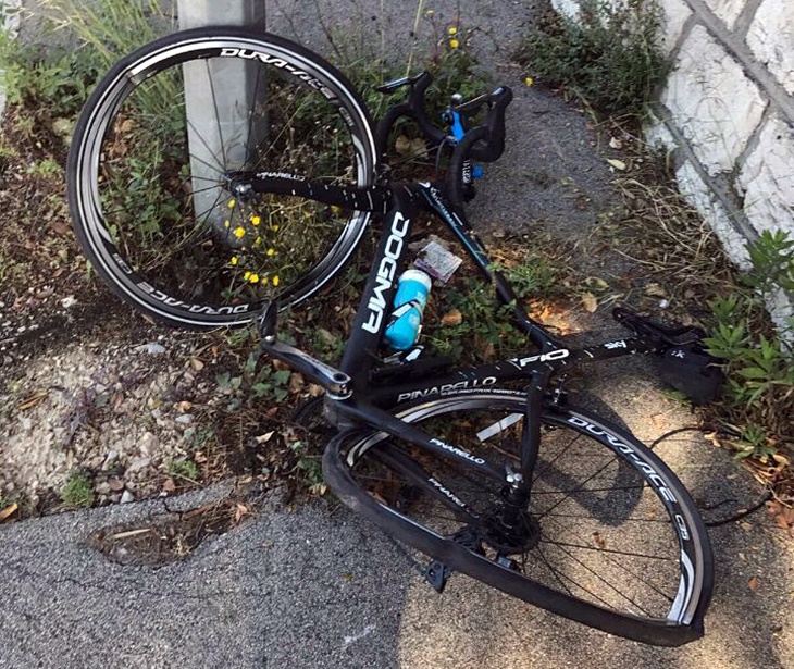 El ciclista Chris Froome es atropellado por un coche que se dio a la fuga