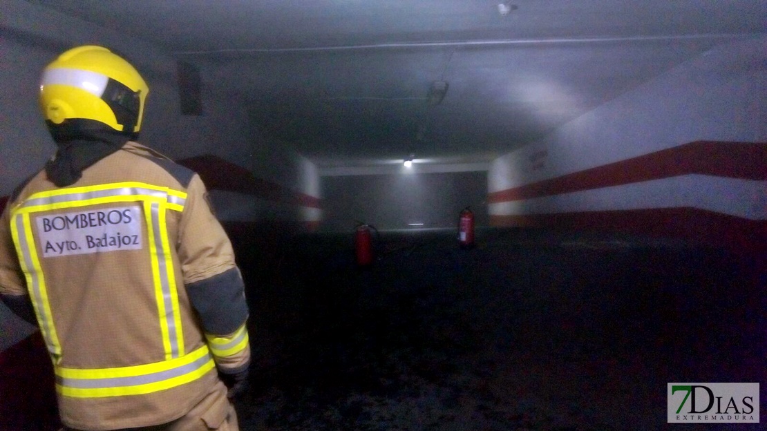 Pequeño incendio en el garaje de un edificio de Badajoz