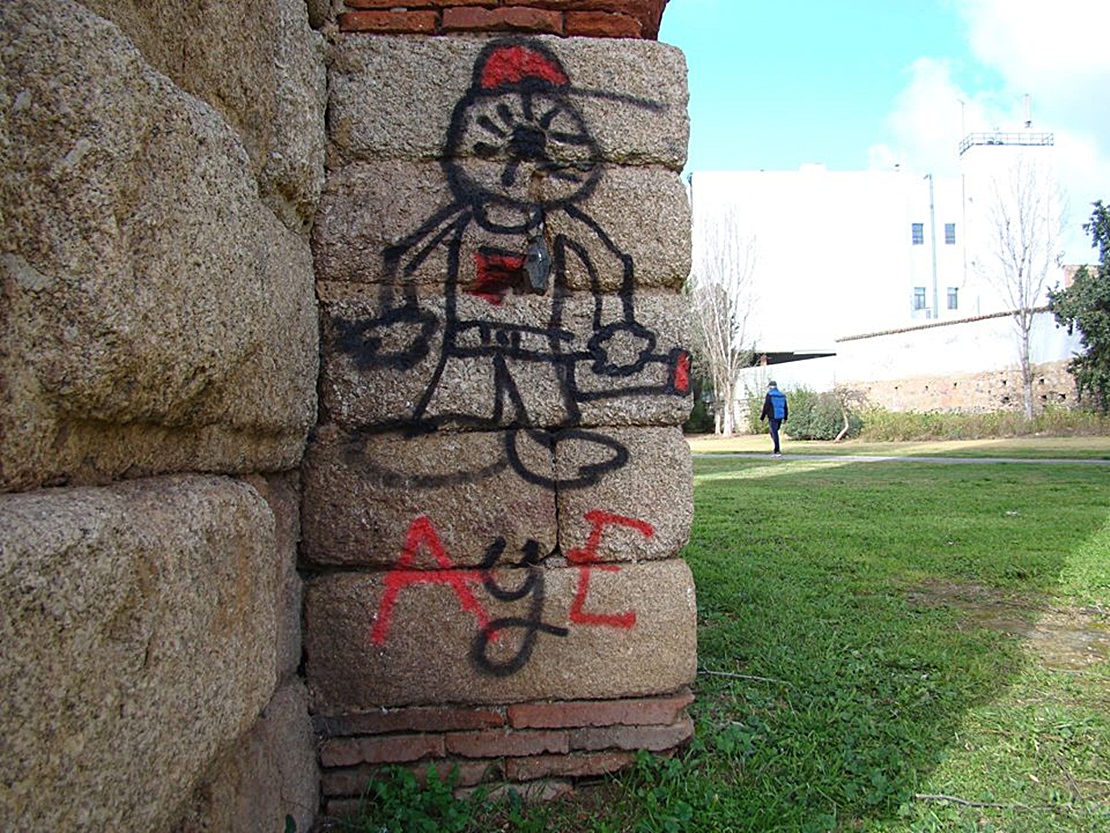 Actos vandálicos en el Acueducto de los Milagros de Mérida