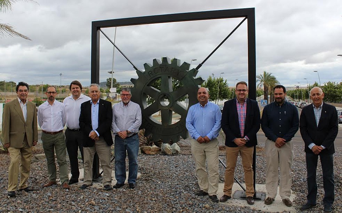 Osuna inaugura la escultura que conmemora a la asociación Rotary International