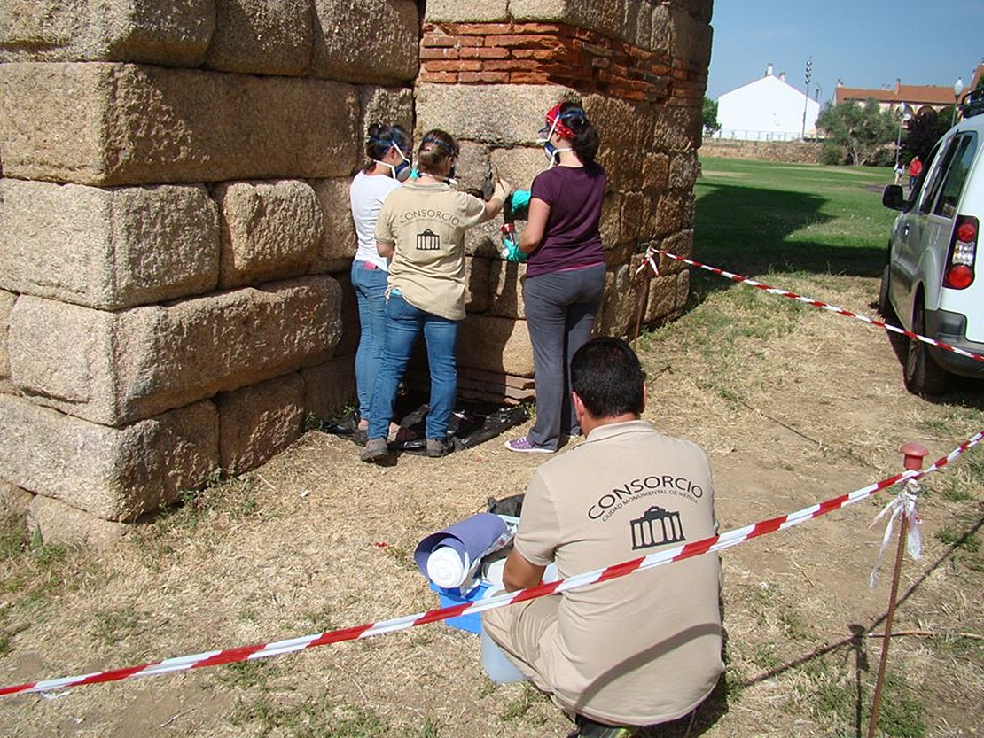 Actos vandálicos en el Acueducto de los Milagros de Mérida