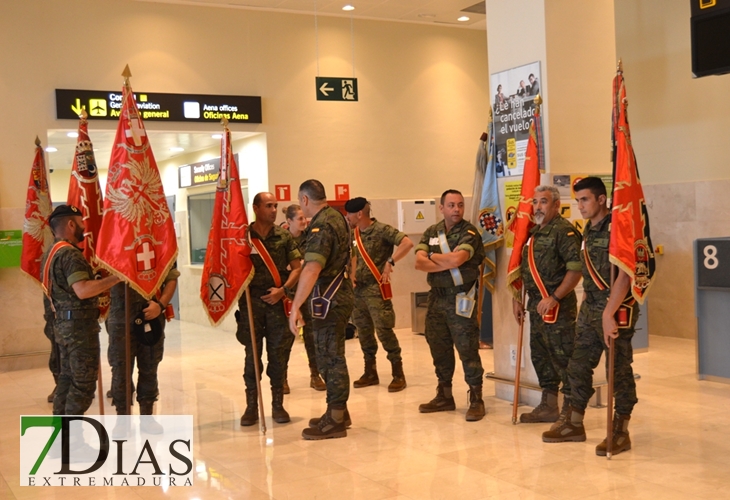 Imágenes de la emotiva despedida de los militares extremeños que parten hacia Letonia