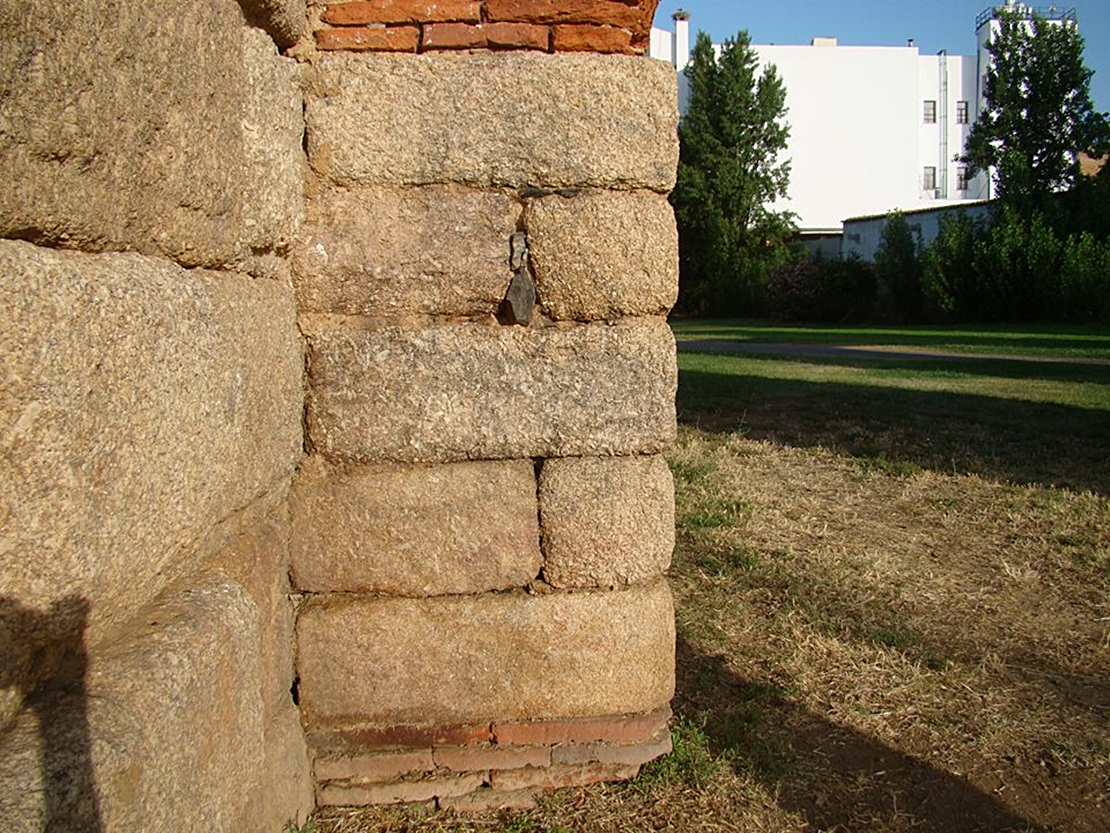 Actos vandálicos en el Acueducto de los Milagros de Mérida