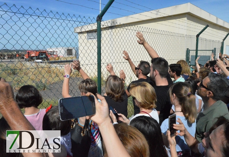 Imágenes de la emotiva despedida de los militares extremeños que parten hacia Letonia