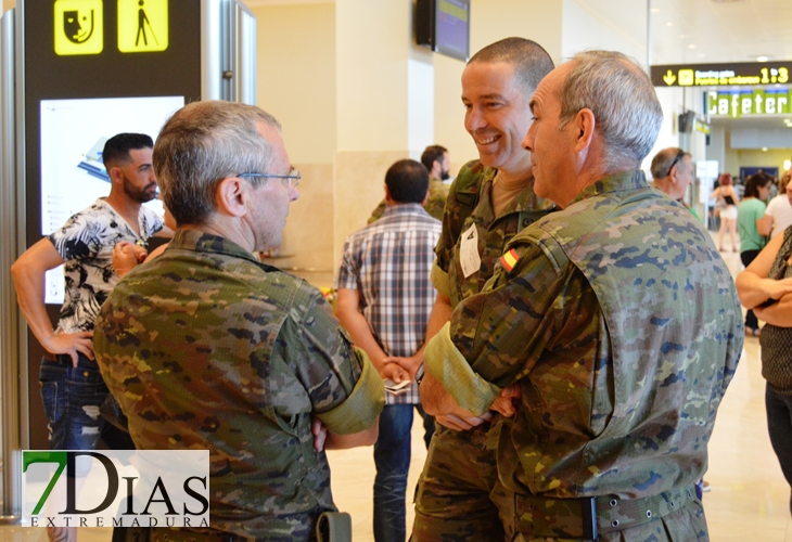 Imágenes de la emotiva despedida de los militares extremeños que parten hacia Letonia