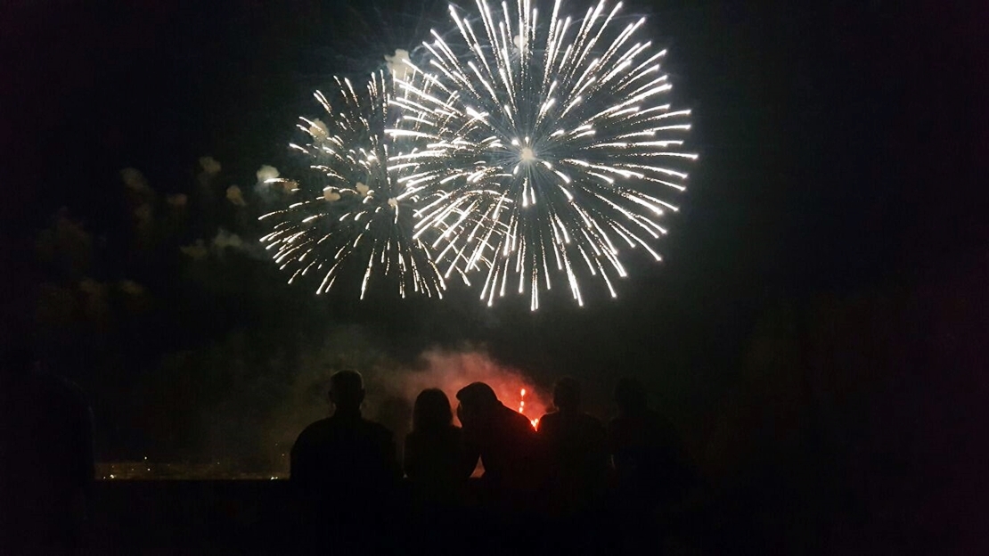 Los cohetes de San Juan tiñen de color el cielo de Badajoz