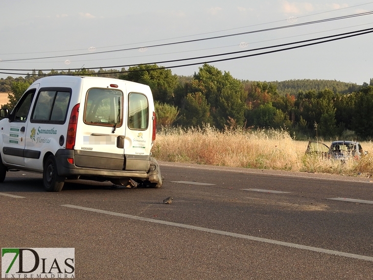 Un vehículo sale despedido tras chocar con otro a la salida de Badajoz