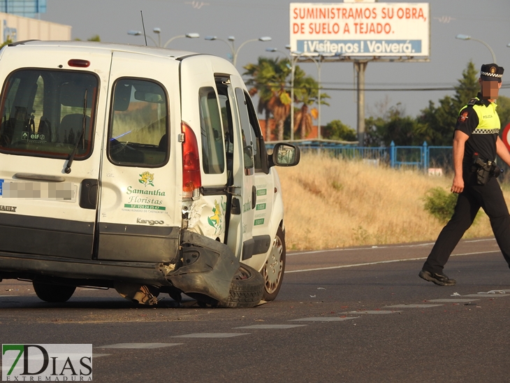 Un vehículo sale despedido tras chocar con otro a la salida de Badajoz