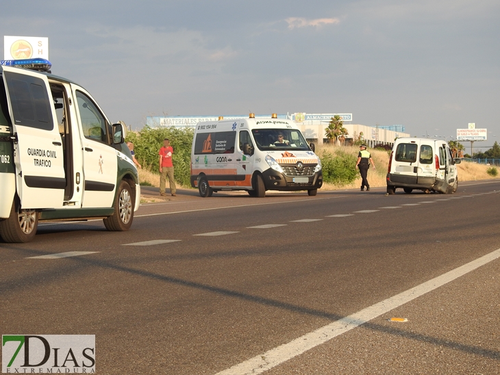 Un vehículo sale despedido tras chocar con otro a la salida de Badajoz