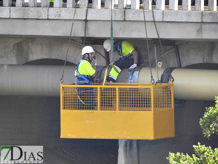 Operarios proceden a la reparación de la tubería del Puente Nuevo