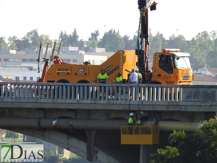 Operarios proceden a la reparación de la tubería del Puente Nuevo