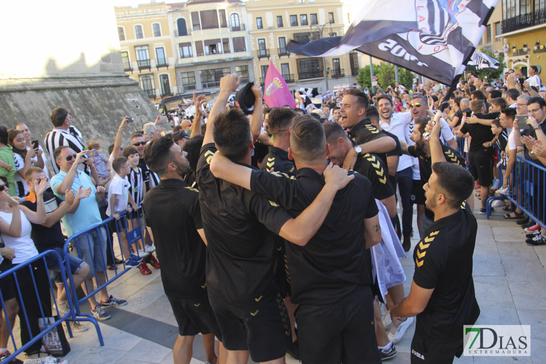 Imágenes del Club Deportivo Badajoz en el Ayuntamiento