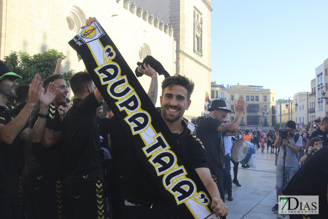 Imágenes del Club Deportivo Badajoz en el Ayuntamiento