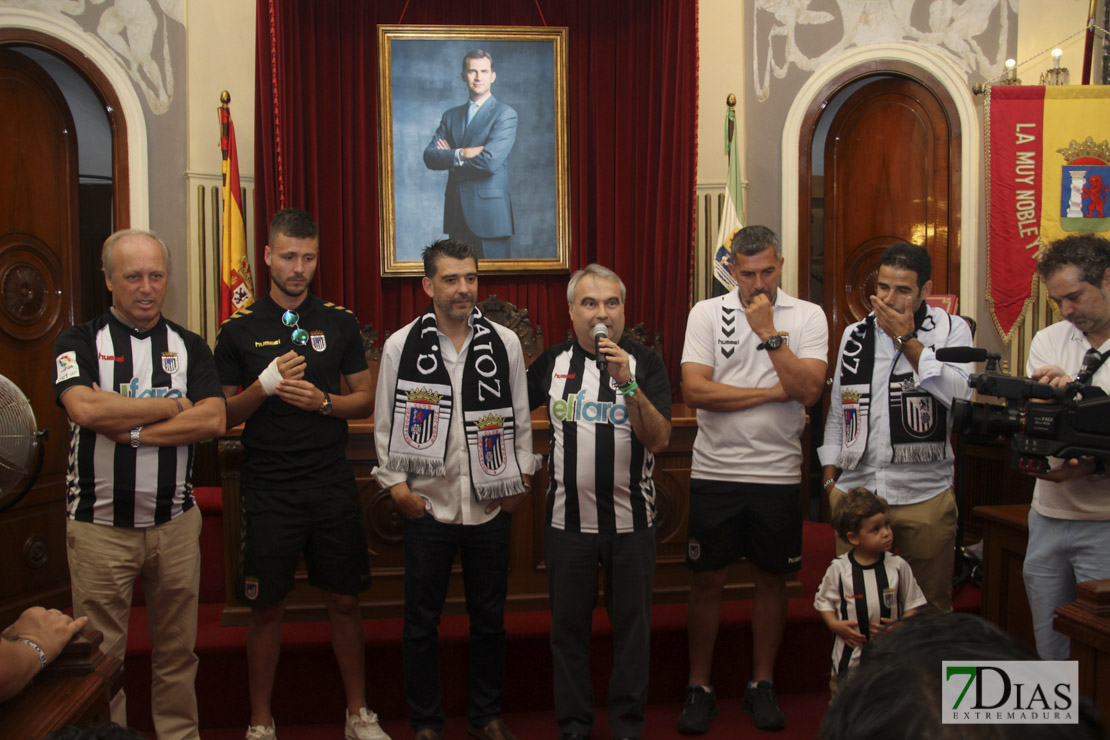 Imágenes del Club Deportivo Badajoz en el Ayuntamiento