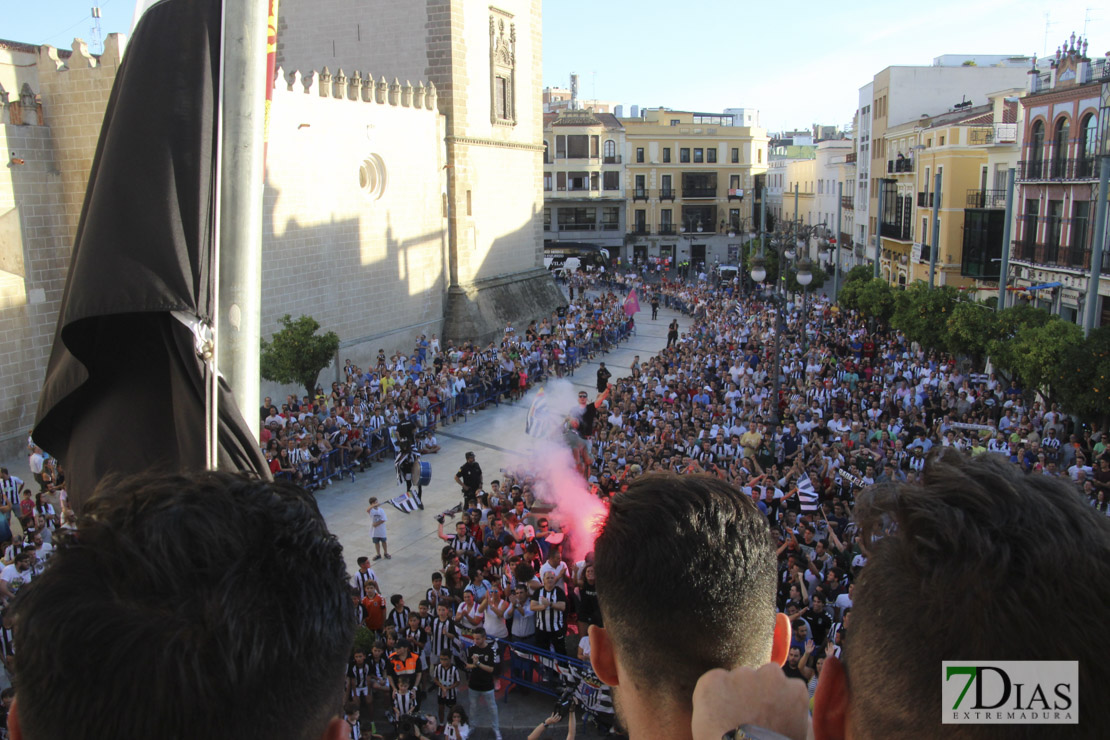 Imágenes del Club Deportivo Badajoz en el Ayuntamiento