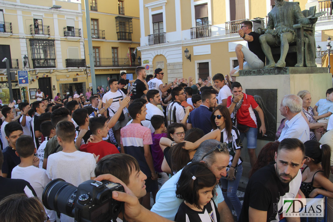 Imágenes del Club Deportivo Badajoz en el Ayuntamiento