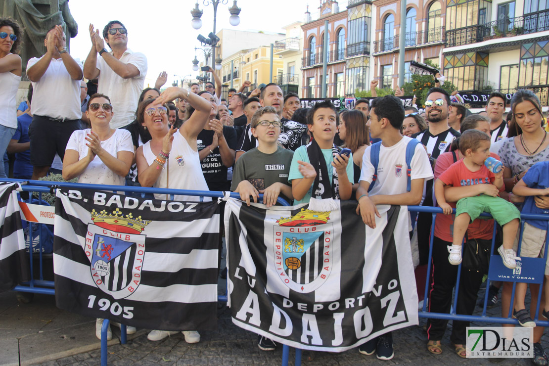 Imágenes del Club Deportivo Badajoz en el Ayuntamiento