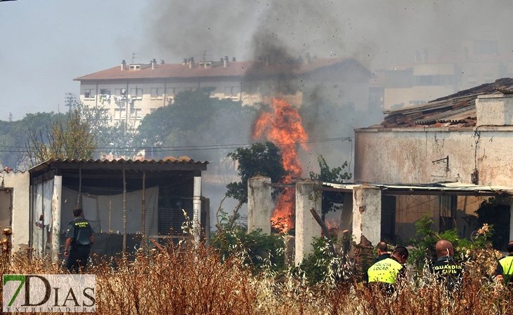 Policía Local y Bomberos evitan que una familia pierda su vivienda