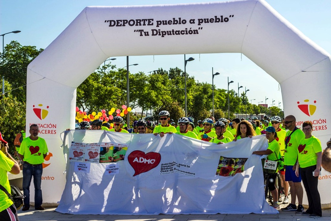 La marea amarilla solidaria inunda las calles de Miajadas