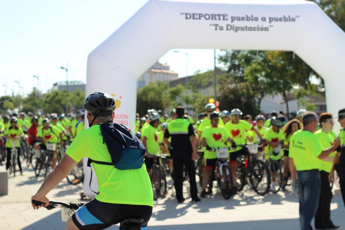 La marea amarilla solidaria inunda las calles de Miajadas