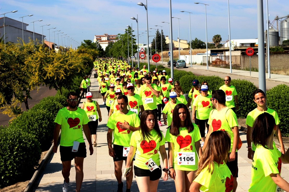 La marea amarilla solidaria inunda las calles de Miajadas
