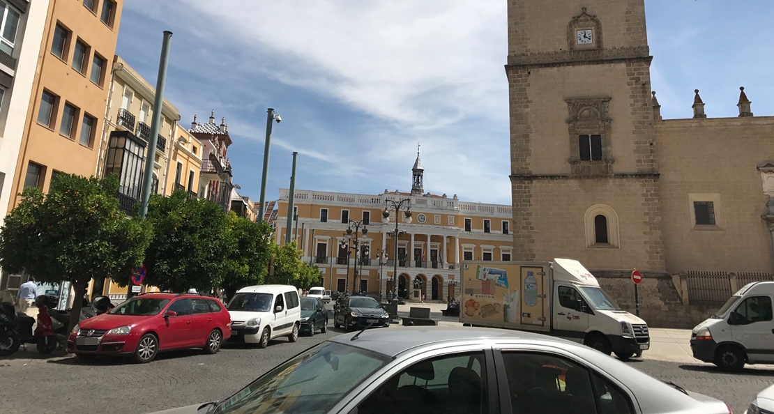 Badajoz Adelante recuerda al PP que no se puede aparcar en Plaza España